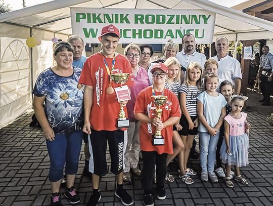 Medaliści olimpiady specjalnej na pikniku rodzinnym w Suchodańcu