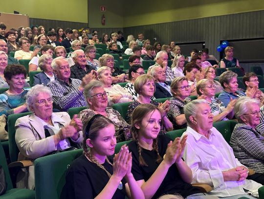 Na widowni zasiadła młodzież i seniorzy