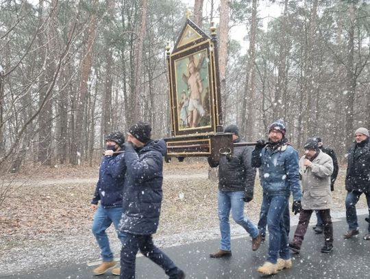 Mieszkańcy Gąsiorowic od 300 lat spełniają przyrzeczenie przodków. Z obrazem św. Sebastiana szli do kościoła w Jemielnicy