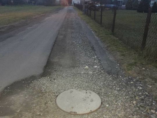 Mieszkańcy mają dość rozkopanych dróg w Żędowicach. Czy jest szansa na naprawę?