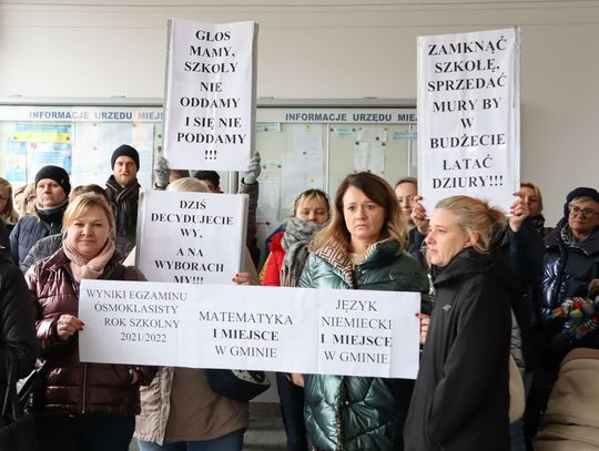 Mimo protestów rodziców radni podjęli decyzję o likwidacji szkoły w Rozmierce