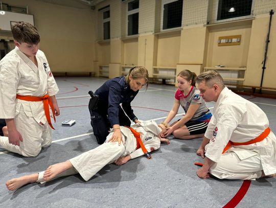 Młodzi karatecy z Szymiszowa ćwiczyli ratowanie życia