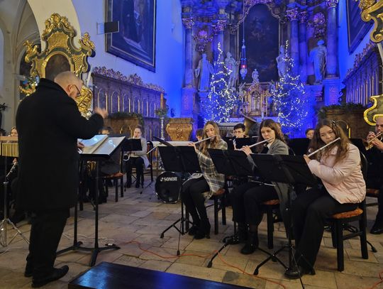 Młodzi muzycy z Jemielnicy pięknie zagrali dla parafian