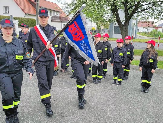 Młodzi strażacy z Izbicka otrzymali proporzec Młodzi strażacy z Izbicka otrzymali proporzec