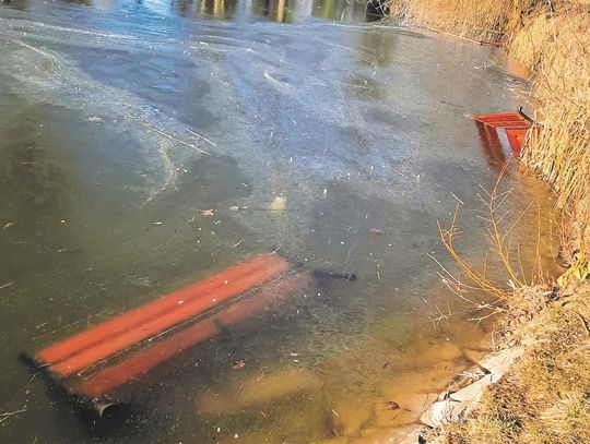 Młodzież niszczy park w Strzelcach Opolskich. "Co oni mają w głowach!"