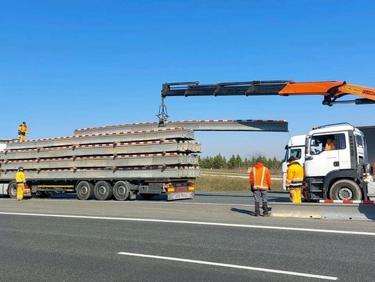 Montują bariery na autostradzie A4. Utrudnienia w rejonie Góry św. Anny