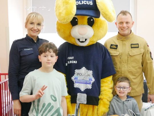 Mundurowi z wielkanocną niespodzianką u małych pacjentów strzeleckiego szpitala