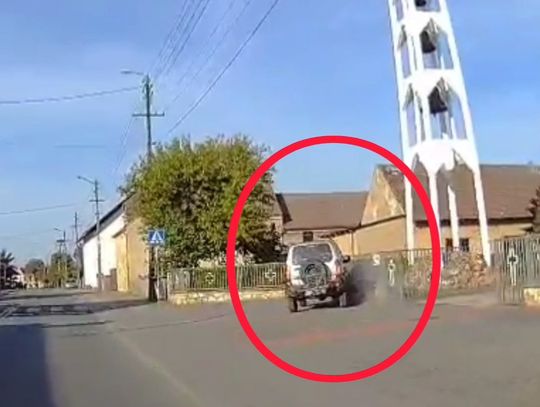 Jechał od krawężnika do krawężnika. W końcu uderzył w mur kościoła