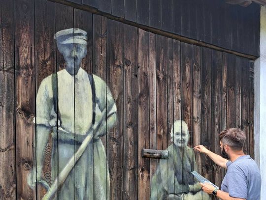 Murale i deskale w Gąsiorowicach. Uwieczniono na nich dawnych mieszkańców