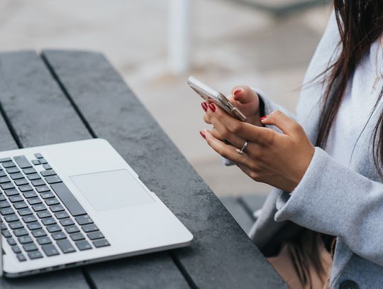 Myślała, że pomaga koleżance. Okazało się, że padła ofiarą oszustki