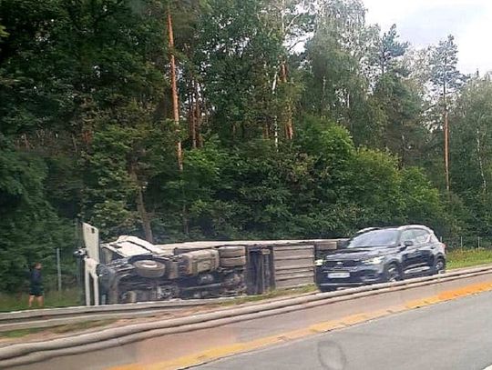 Na autostradzie A4 przewróciła się ciężarówka z ziemniakami. Utworzył się zator