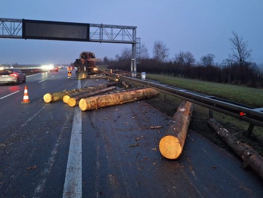 Na autostradzie A4 wywrócił się tir. Bale drewna na drodze
