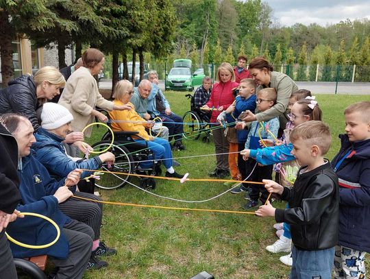 Najpierw porządki, potem zabawa. Seniorzy z Szymiszowa w akcji Najpierw porządki, potem zabawa. Seniorzy z Szymiszowa w akcji