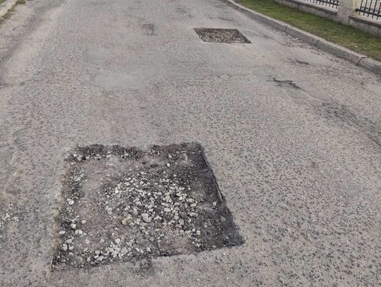Niebezpieczne dziury w drogach gminnych w Zawadzkiem. Będą naprawione?