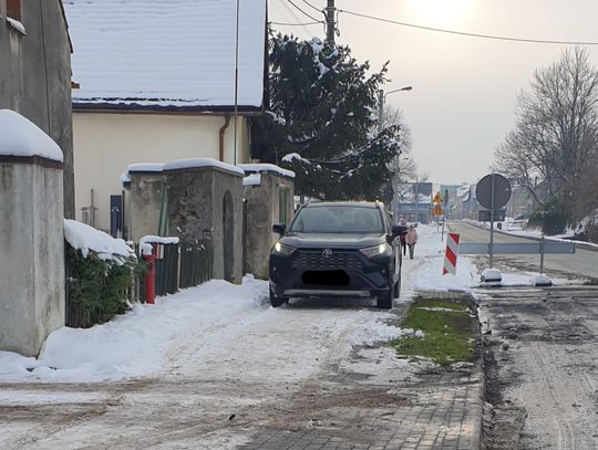 Niebezpiecznie na chodniku przy ul. Kozielskiej w Strzelcach Opolskich