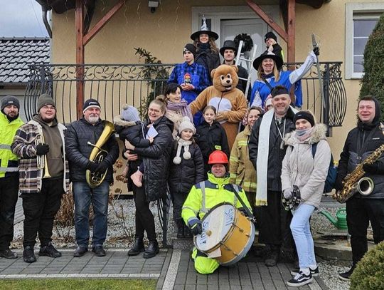 Wodzenie niedźwiedzia w Niezdrowicach. Wędrowano z zaproszeniami na ważną imprezę