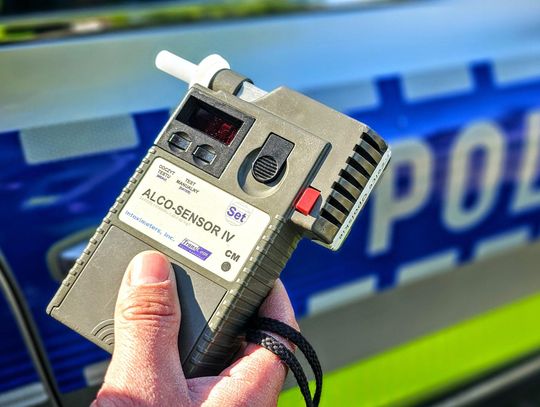 Nietrzeźwy kierowca zatrzymany pod sklepem. Przyjechał po kolejne trunki