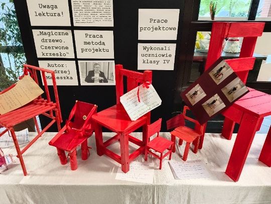 Nietypowa wystawa czerwonych krzeseł. Stworzyli ją uczniowie