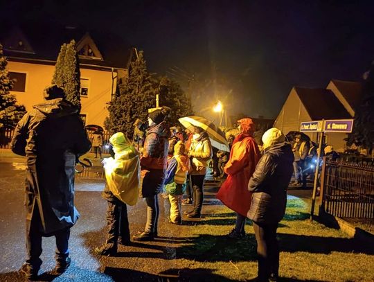 Nocna Droga Krzyżowa ulicami Grodziska. Mieszkańcom deszcz nie przeszkodził