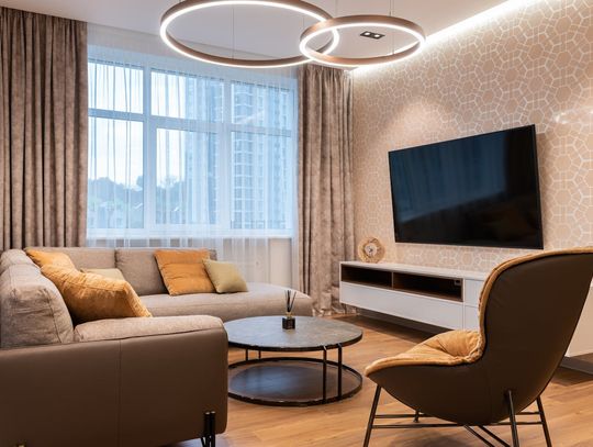 Nowoczesne rozwiązania dla kinomanów – jak stworzyć przestrzeń do oglądania filmów w domu?