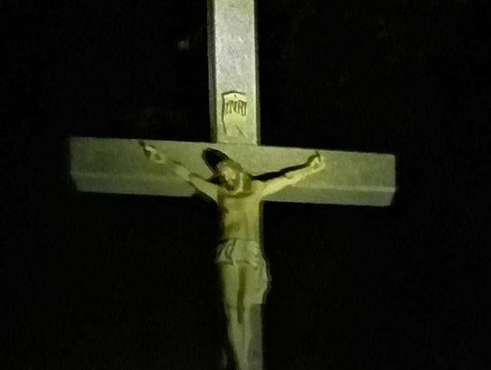 Nowy krzyż stanął w Olszowej. Poświęcono go w blasku lampionów
