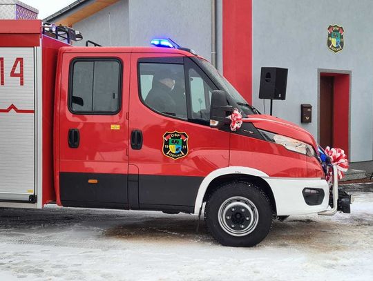 Nowy samochód dla druhów z OSP w Izbicku wprowadzony już oficjalnie
