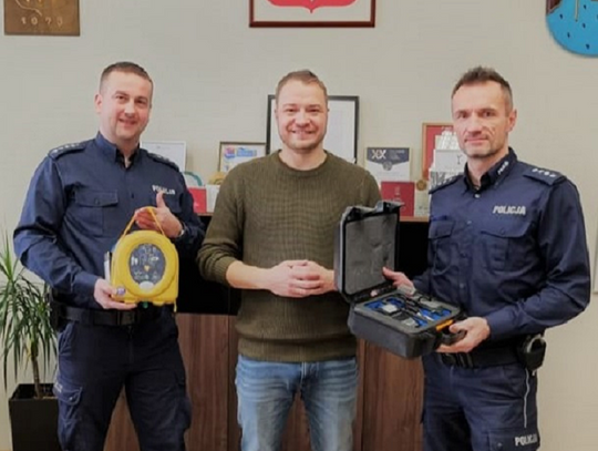 Nowy sprzęt dla policjantów z Leśnicy. Dostali m.in. defibrylator i alkomat