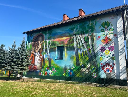 Odsłonięto wyjątkowy mural w Niezdrowicach. Przedstawia hasło przewodnie wioski