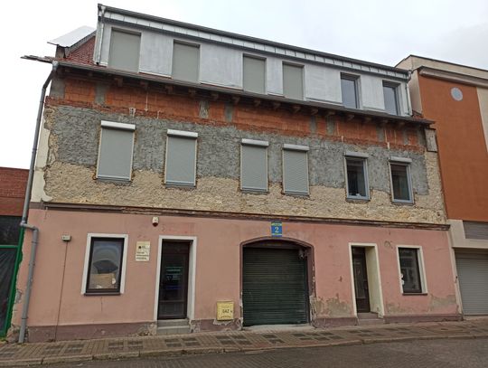 Okna budynku przy kościele w Strzelcach Opolskich też ostrzelane?