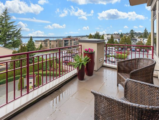 Osłona na balkon - jaką wybrać? Wskazówki, inspiracje i pomysły na osłony na balkon