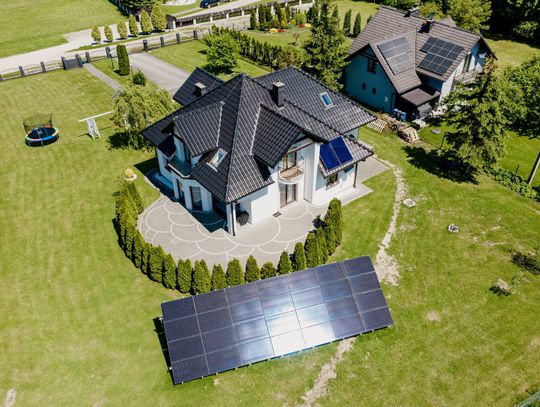 Panele solarne a panele fotowoltaiczne – czym się różnią?