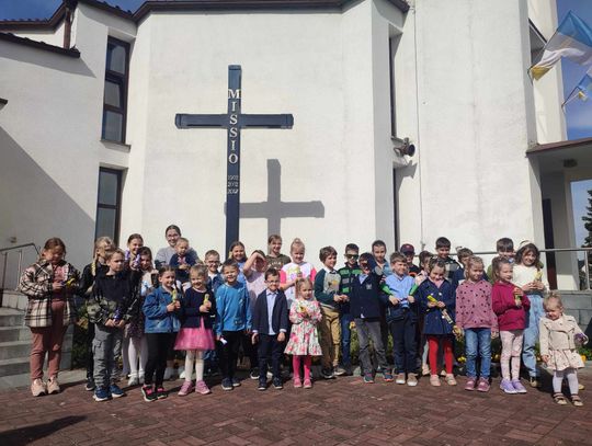 Parafialny zajączek w Staniszczach Małych zaskoczył dzieci