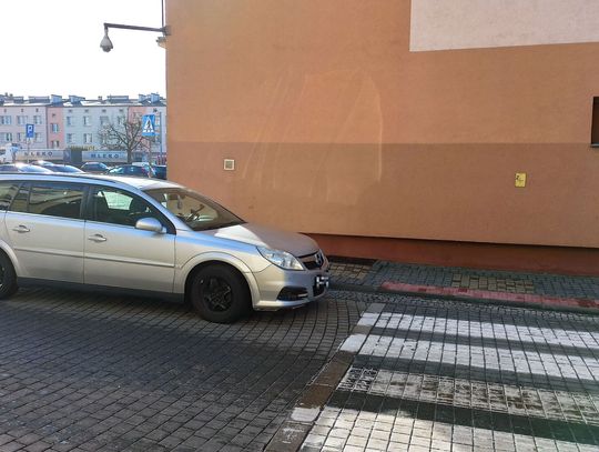 Patoparkowanie w Strzelcach Opolskich. „Zebry” zastawiane samochodami