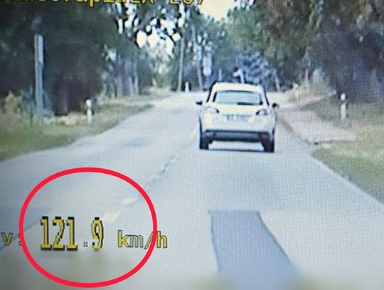 Pędził przez Ujazd 121 km/h. 70-latek stracił prawo jazdy i zapłaci słony mandat