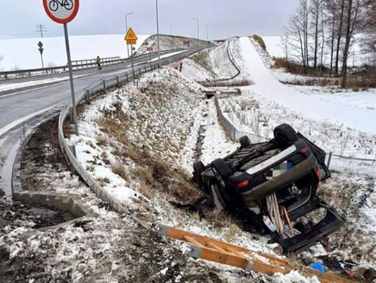 Peugeot wypadł z drogi i dachował. Poszkodowane dwie osoby