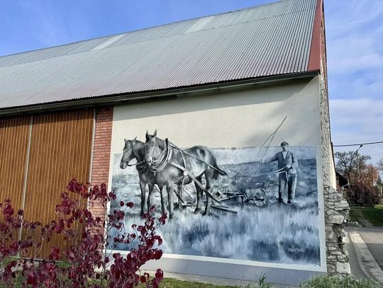 Piękny mural powstał na Nowej Wsi. Przedstawia historię jednego z gospodarzy