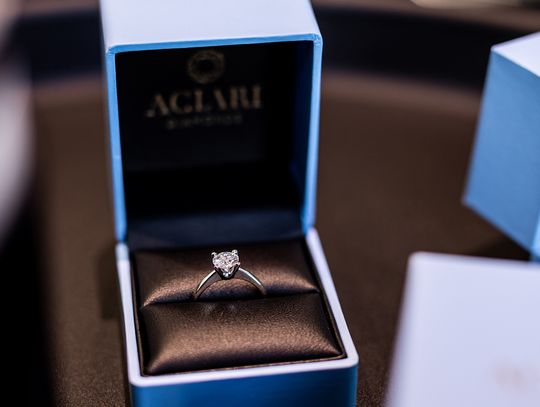 Pierścionek zaręczynowy z diamentem - czym zachwyca kobiety?