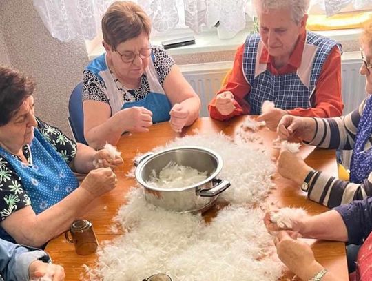 Skubanie pierza w Kadłubie. Tej tradycji nie kultywuje się wszędzie