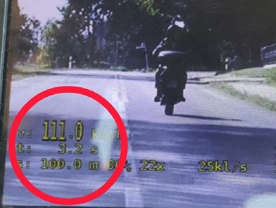 Piraci drogowi w Ujeździe. Pędzili jak szaleni i stracili prawo jazdy