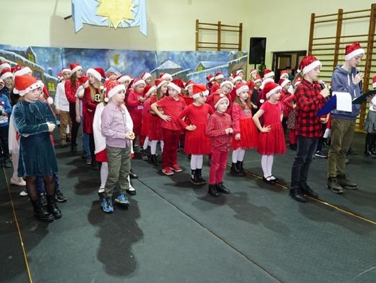 Po pandemicznej przerwie do szkoły w Kielczy powrócił kiermasz adwentowy