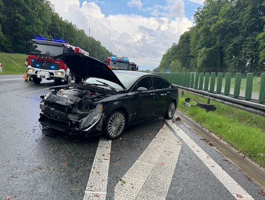 Podróżował z kobietą w ciąży. Uderzył w barierę