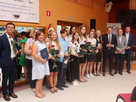 Zakończenie roku szkolnego w gminie Ujazd. Nagrodzono najlepszych uczniów