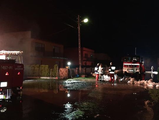 Podtopienia w Kadłubie. Strażacy i mieszkańcy przez kilkanaście godzin walczyli z wodą