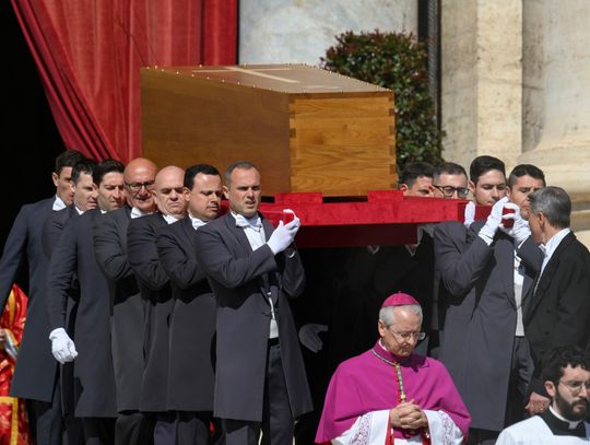 Pogrzeb Franciszka. Papieża żegnają tłumy na placu Świętego Piotra w Rzymie