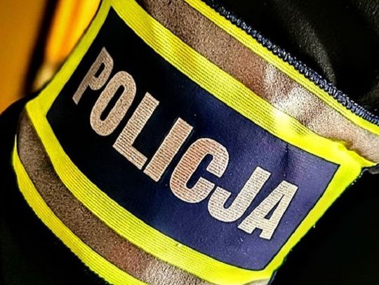 Jechał z sądowym zakazem i... nielegalnym alkoholem. Podszywał się też pod brata