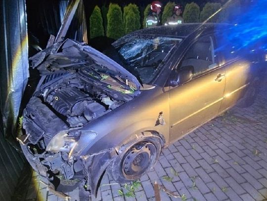 Pijacka jazda Kolumbijczyka w Zimnej Wódce. Podróż zakończył na ścianie garażu