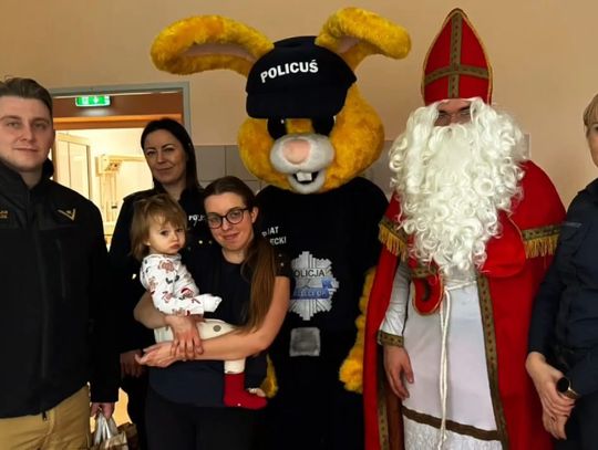 Policja i straż w szpitalu w Strzelcach Opolskich. Razem ze Świętym Mikołajem! Policja i straż w szpitalu w Strzelcach Opolskich. Razem ze Świętym Mikołajem!