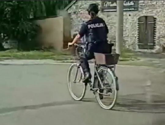 Policjantka ze Strzelec Opolskich zaczęła w radiowozie, wróciła rowerem