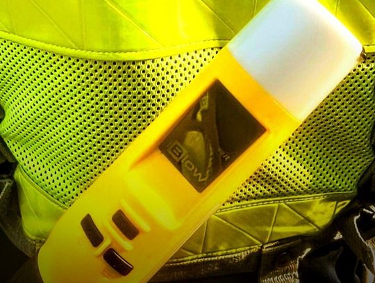 69-latek uciekał przed policją i uderzył w inny samochód. Był pijany