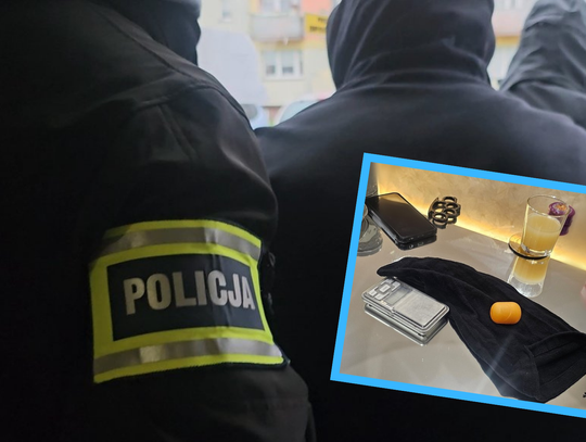Policjanci zatrzymali poszukiwanego. W mieszkaniu miał narkotyki